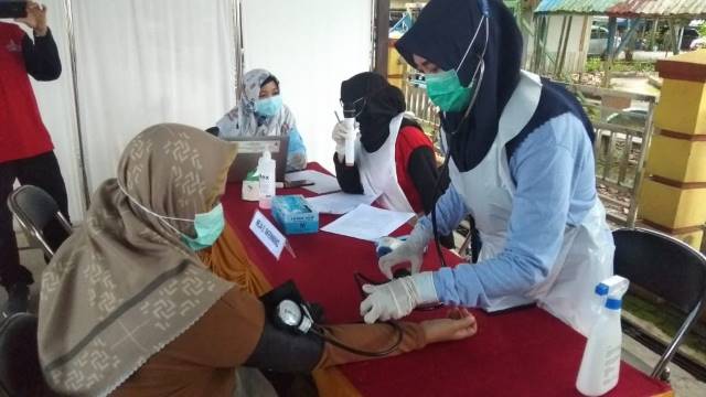 SIAP: Dinas Kesehatan HSU saat melakukan simulasi persiapan vaksinasi bagi tenaga kesehatan dan pejabat daerah.