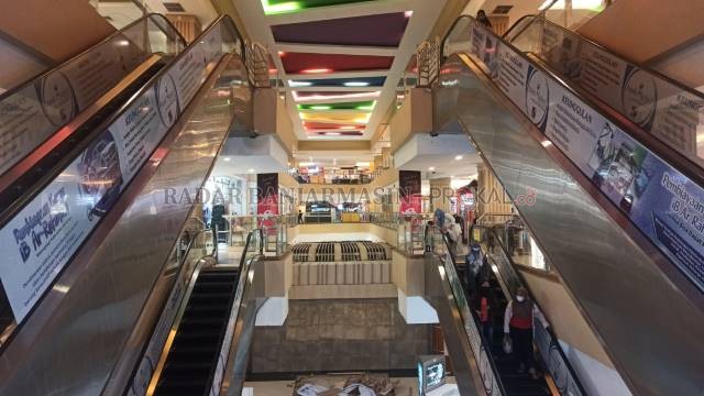 MASIH RAMAI: Suasana Q Mall Banjarbaru, kemarin. Belum diterapkannya PPKM di Banjarbaru, mal ini tetap beroperasi seperti biasa. | FOTO: SUTRISNO/RADAR BANJARMASIN