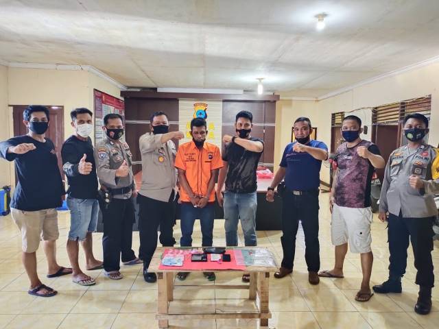 TAK BERKUTIK: Amat Cabul (34), warga Kecamatan Danau Panggang saat ditangkap aparat.