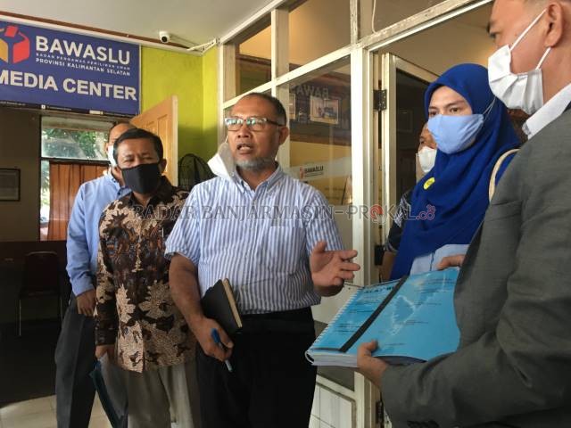 GANDENG PENGACARA TOP: Ananda saat melaporkan calon petahana Ibnu Sina atas dugaan pelangaran pemilu ke Bawaslu Kalsel, Selasa (12/1) tadi. | FOTO: M OSCAR FRABY/RADAR BANJARMASIN