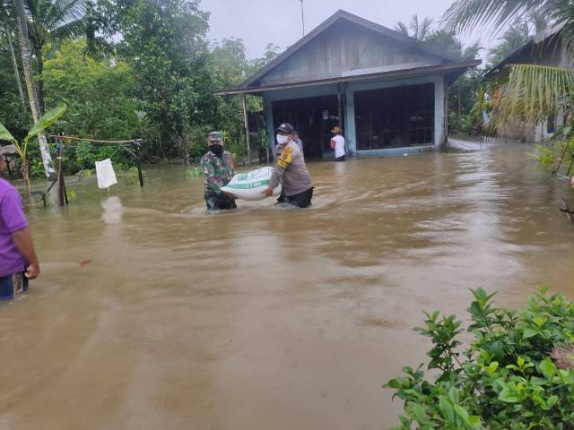 ANGKAT PADI: Unsur TNI-Polri mengangkat karung berisi padi dari rumah warga yang kebanjiran di wilayah Kelurahan Palam Kecamatan Cempaka Banjarbaru. | Foto; Polsek Banjarbaru Timur for Radar Banjarmasin