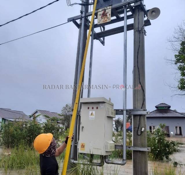 LOKALISIR: Petugas PLN saat melakukan lokalisir pengamanan Gardu Listrik yang terdampak Banjir. | FOTO: RAHMAT/RADAR BANJARMASIN