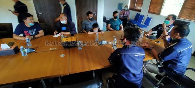 MENGADU: Warga Kompleks Purnama Permai III RT 38 Sungai Andai mendatangi kantor PDAM Bandarmasin beberapa waktu yang lalu.