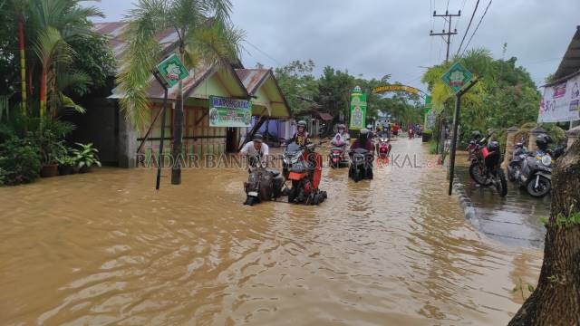 BANJIR: Kawasan Jalan Brigjen Katamso Kandangan tergenang air. | FOTO: SALAHUDIN/RADAR BANJARMASIN