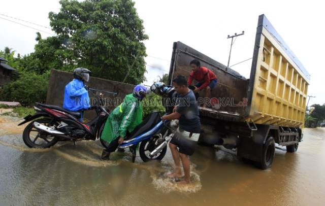 TERENDAM: Hujan deras yang mengguyur sejumlah wilayah di Kalsel sejak Rabu (13/1) hingga kemarin (14/1) membuat banjir di beberapa daerah semakin parah.