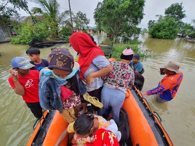 EVAKUASI: Badan Penanggulangan Bencana Daerah (BPBD) Tapin mengevakuasi korban banjir di Kelurahan Raya Belanti, Kecamatan Binuang.