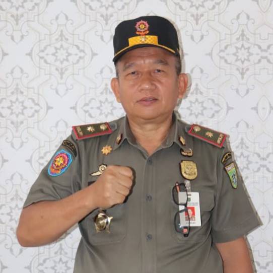 KETERANGAN PERS: Kasatpol PP Riduan memberikan keterangan kepada wartawan.