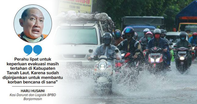 JALAN JADI SUNGAI: Masyarakat masih menghadapi pandemi. Di tengah PPKM, malah dilanda masalah baru: banjir! Foto diambil di Jalan Hasan Basry, Kayu Tangi. | FOTO: LANAL BANJARMASIN FOR RADAR BANJARMASIN