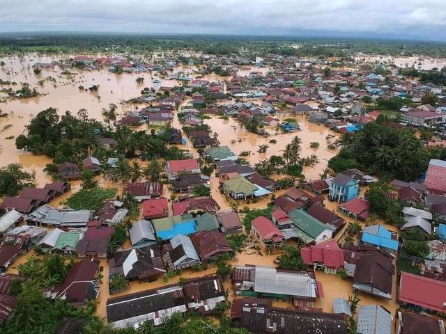 LUMPUH TOTAL: Kota Barabai di Hulu Sungai Tengah difoto dari udara. Air mengepung pusat kota Barabai dan membuat semua aktivitas lumpuh. | Foto: DINSOS HST FOR RADAR BANJARMASIN