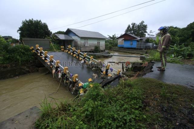 PATAH: Jembatan di akses jalan Al Manar Jalan Sukarelawan Loktabat Utara Banjarbaru putus akibat efek terjangan banjir Kamis (14/1) dini hari. | FOTO: MUHAMMAD RIFANI/RADAR BANJARMASIN