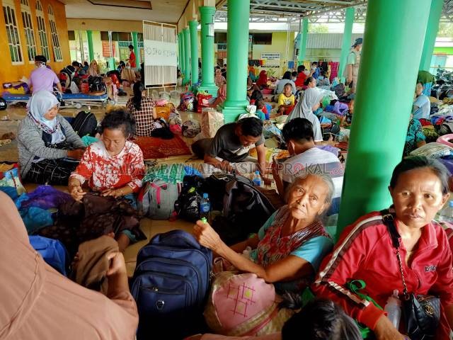 MENGUNGSI: Pengungsian di pelataran Masjid Al-Mushallun dipenuhi warga. Dilengkapi dengan posko kesehatan. | Foto: AHMAD MUBARAK WARTAWAN RADAR BANJARMASIN