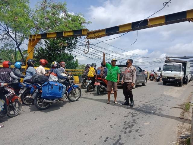 BENGKOK DAN PUTUS: Portal ini kerap ditabrak sopir angkutan yang bebal. Sudah berkali-kali rusak, berkali-kali pula dibenahi. Foto diambil Ahad (17/1) siang. | Foto: Maulana/Radar Banjarmasin