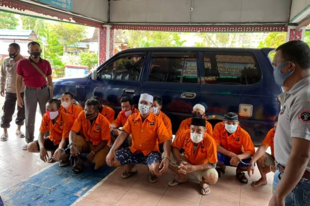 BANJIR: Jalan KH Jermani Husin Desa Kalintamui Kecamatan Banjang terendam banjir setinggi lutut orang dewasa.