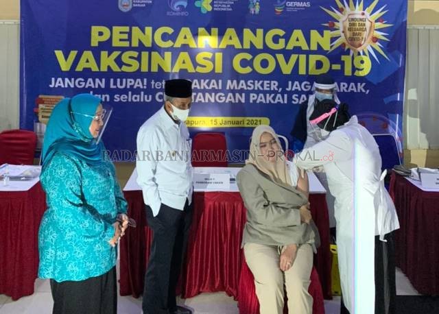 PERDANA: Vaksinasi perdana di Kabupaten Banjar, Jumat (15/1) tadi. Banjir membuat agenda vaksinasi sedikit terhambat. | FOTO: DOK/RADAR BANJARMASIN