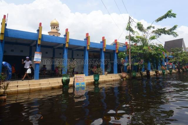 TAMPUNG PENYINTAS: Selama sepekan terakhir, terminal di batas kota ini sudah menampung 504 jiwa. | FOTO: WAHYU RAMADHAN/RADAR BANJARMASIN