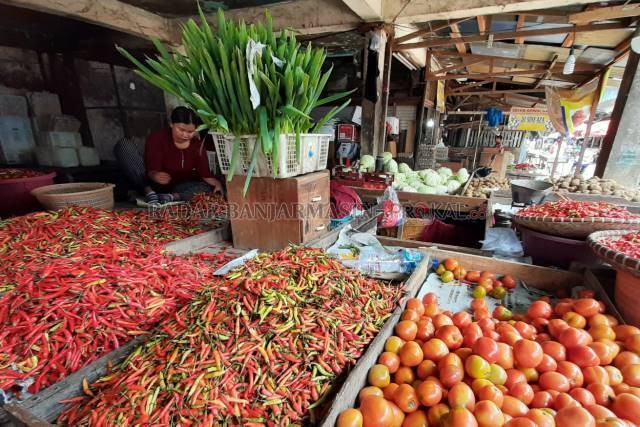 DAMPAK BANJIR: Sayur lokal menjadi yang paling terdampak. Contoh cabai rawit sudah tembus Rp140 ribu per kilogram. | FOTO: WAHYU RAMADHAN/RADAR BANJARMASIN