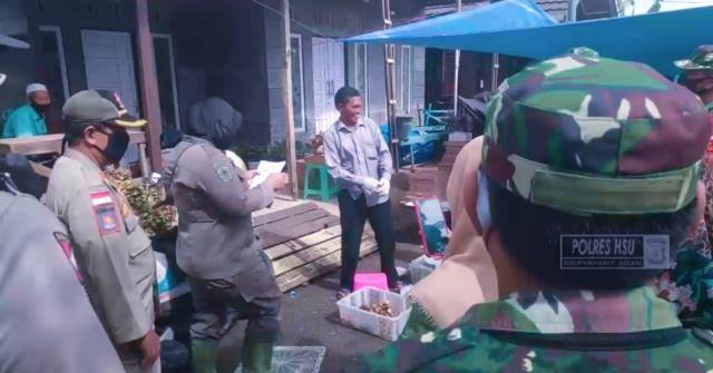 SANKSI: Warga yang abai protokol kesehatan saat tertangkap Satgas Penegak Perbup No 37 tahun 2020 di pasar kecamatan.