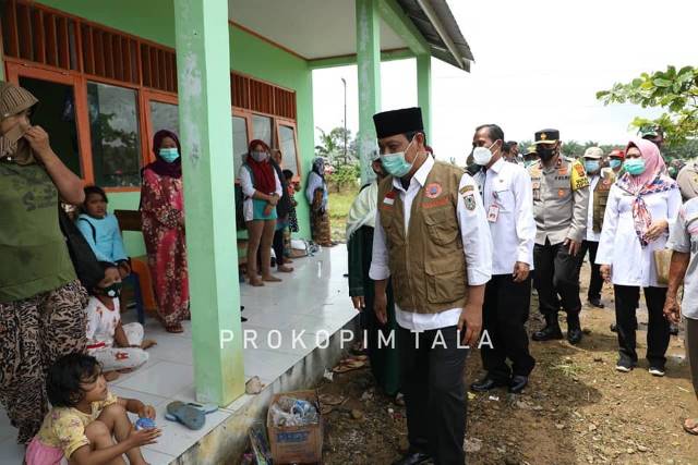 SAMBANGI PENGUNGSI: Gubernur Kalsel H Sahbirin Noor didampingi Bupati Tala HM Sukamta saat mengunjungi pengungsi di Desa Panjaratan, Rabu (20/1/2021).