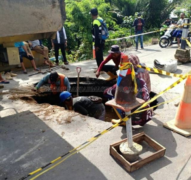 BERLUBANG: Jembatan Barikin akses trans Kalimantan amblas. Perjalanan dari Barabai menuju Banjarmasin dan sebaliknya terganggu.