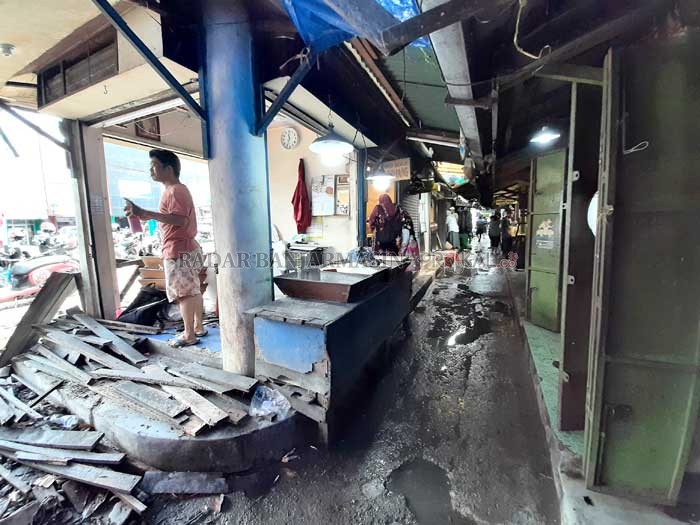 DIBONGKAR: Malam ini belasan kios di Pasar Kuripan yang dibangun di atas aliran Sungai Veteran bakal dibongkar. Keberadaan kios itu diyakini Pemko Banjarmasin membuat aliran sungai menjadi terhambat.