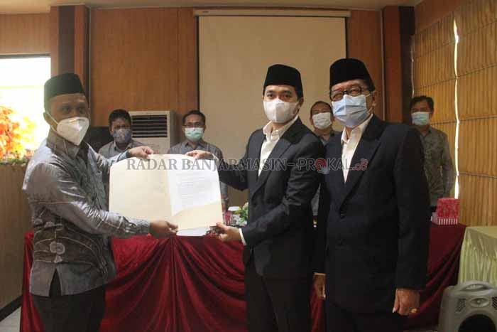 GERAK CEPAT: Pasangan bupati dan wakil bupati terpilih HST, Aulia Oktafiandi dan Mansyah Sabri sudah ditetapkan KPU HST. Mereka tinggal menunggu proses selanjutnya untuk segera dilantik. | Foto: Jamaluddin/Radar Banjarmasin