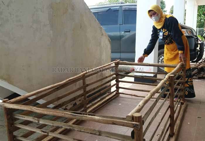 KOLAM TERPAL: Kabid Pemuda Dispora Tala Nelly Ariani menunjukkan rangka kolam terpal hasil karya peserta P2P3.  |  Foto: Budian Noor/Radar Banjarmasin