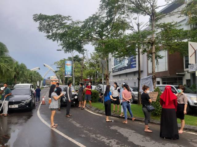 DEMO: Puluhan warga perumahan Citraland Km 8 menggelar aksi protes. Mereka datang dengan mobil-mobil mewahnya.