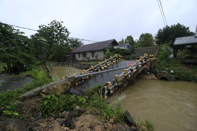 PERLU PERBAIKAN: Jembatan Al Manar Loktabat Utara Banjarbaru yang kondisinya terputus dihantam banjir. | Foto: Muhammad Rifani/RADAR BANJARMASIN