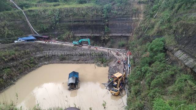 KERJA KERAS: Tim gabungan berusaha memompa air di lokasi eks tambang untuk menyelamatkan para pekerja yang masih terjebak. | FOTO: ZALYAN SHODIQIN ABDI/RADAR BANJARMASIN