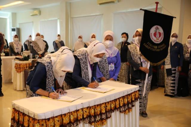 PELANTIKAN: Wabup Ready Kambo menghadiri pelantikan IBU masa kepengurusan 2018 - 2023 di Hotel Ebony