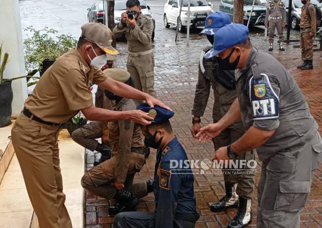 PEMBARETAN: Bupati HM Sukamta saat menyematkan baret kepada anggota Satpol PP dan Damkar Tanah Laut.