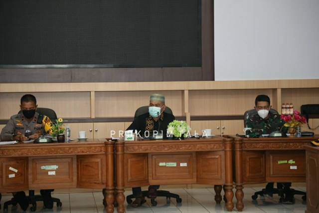 EVALUASI: Wabup Abdi Rahman saat memimpin rapat evaluasi penanganan bencana banjir, yang memutuskan memperpanjang status tanggap darurat hingga 14 hari kedepan, Sabtu (23/1/2021) malam.