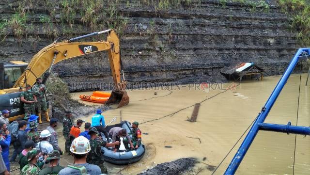DUKA KELUARGA: Hujan air mata di KM 33 Mantewe. Satu-satu jenazah diangkut dari dalam terowongan. Dari pagi hingga petang. Total ada delapan, dua masih belum ditemukan. | FOTO: ZALYAN S ABDI/RADAR BANJARMASIN