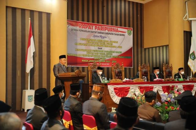 SAMBUTAN: Bupati Sudian Noor memberikan sambutan di Gedung DPRD Tanah Bumbu. Dia menilai semua pencapaian selama ini adalah hasil kerja bersama