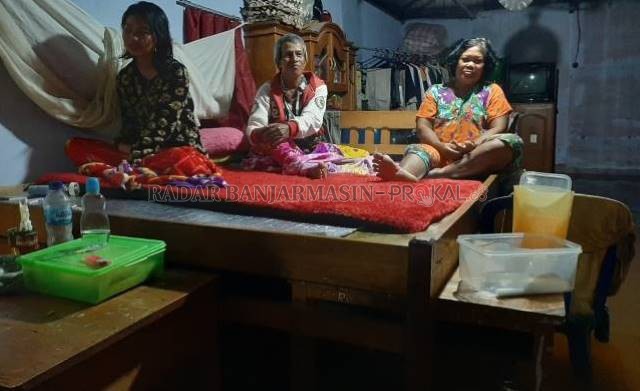 RANJANG PENOLONG: Warga Sungai Lulut bertahan di rumah yang terendam. Hanya di atas ranjang yang masih kering. | FOTO: WAHYU RAMADHAN/RADAR BANJARMASIN