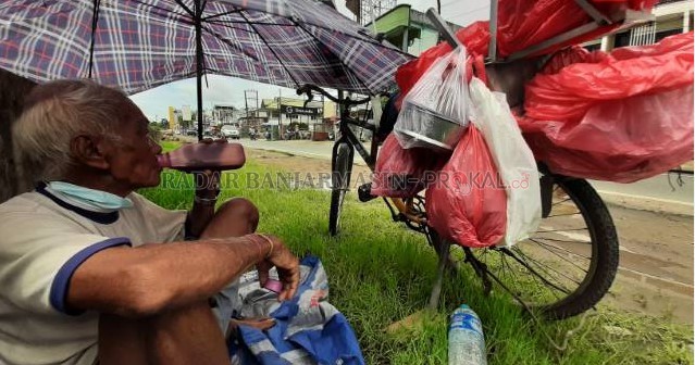SEHAT TERUS: Engkong Aseng, 87 tahun, beristirahat di tepi Jalan Veteran. Jika Anda tinggal di Banjarmasin dan jeli, pasti sudah tak asing dengan kakek ini. | FOTO: WAHYU RAMADHAN/RADAR BANJARMASIN