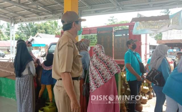 OPERASI PASAR: Kadis Kopdag Tala Syahrian Nurdin bersama pegawai Diskopdag saat menggelar operasi pasar LPG.