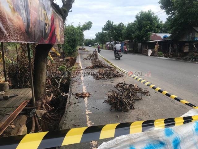 DARURAT: Kondisi jalan di Kelurahan Bangkal Kecamatan Banjarbaru ini harus segera ditangani, sebelum kerusakan akibat dampak banjir ini semakin parah. | Foto: Rifani/Radar Banjarmasin