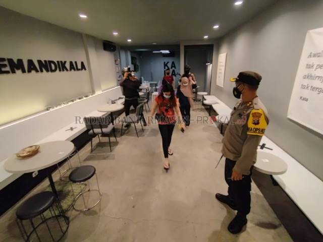 DISURUH PULANG: Anak-anak muda yang masih nongkrong melewati jam 10 malam disuruh pulang. Foto diambil pada masa PPKM. | FOTO: WAHYU RAMADHAN/RADAR BANJARMASIN