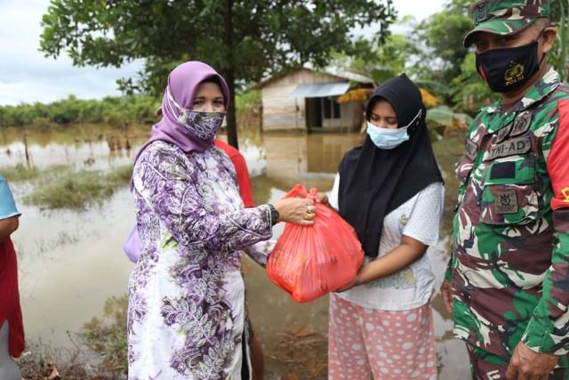 SALURKAN BANTUAN: Ketua TP PKK Kabupaten Tanah Laut Hj Nurul Hikmah Sukamta (kiri) kembali memberikan bantuan untuk korban banjir dan pasca banjir pada Sabtu (30/1/2021), kali ini ia menyerahkan bantuan di Kelurahan Angsau dan Desa Pemuda Kelurahan Pabaha
