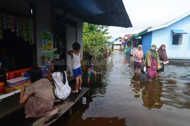 DAMPAK BANJIR: Sungai Lulut masih terendam. Warga di sana masih memerlukan bantuan bahan pangan . | FOTO: WAHYU RAMADHAN/RADAR BANJARMASIN