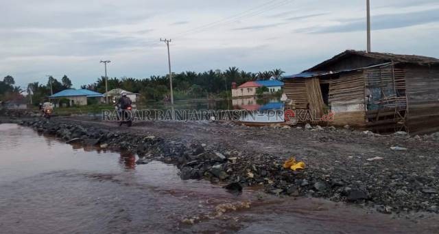 DITIMBUN SEMENTARA: Jalan lingkar Gubernur Syarkawi yang mengalami kerusakan parah untuk sementara ditimbun dengan batu agar bisa dilewati. Untuk perbaikannya nanti jalan ini akan ditinggikan dan diaspal ulang. | FOTO: M OSCAR FRABY/RADAR BANJARMASIN