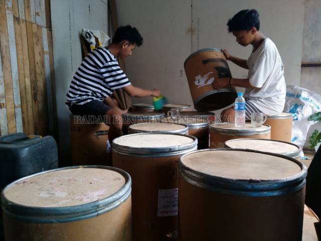 SELALU ADA JALAN: Gilang dan Fahmi menjadikan limbah dempul kayu menjadi kursi dan meja kafe. | Foto: Maulana/Radar Banjarmasin