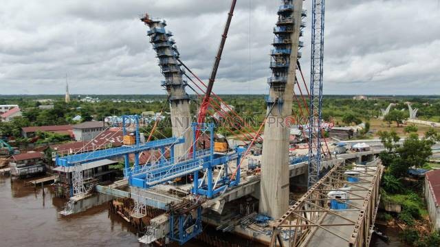 MOLOR LAGI: Target waktu penyelesaian Jembatan Sungai Alalak kembali molor. Semula ditargetkan selesai Maret, namun kembali molor hingga September. Tampak proyek jembatan yang belum terhubung pada kedua sisi. | Foto: M Oscar Fraby/Radar Banjarmasin