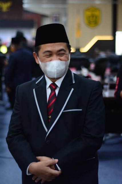 MENUNGGU MK: Calon petahana, Ibnu Sina harus bersabar dengan kemenangannya di Pilkada 2020. Dia masih harus menunggu putusan hakim MK. | FOTO: WAHYU RAMADHAN/RADAR BANJARMASIN