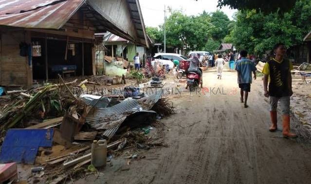 RUMAH RUSAK: Kerusakan di Desa Waki, Hulu Sungai Tengah, menjadi desa yang paling terdampak. | FOTO: DOK/RADAR BANJARMASIN