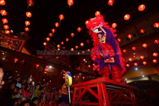 KEMERIAHAN IMLEK: Atraksi Barongsai di Kelenteng Soetji Nurani, Jalan Veteran, sebelum pandemi corona me-landa. Tahun ini dipastikan ditiadakan. | FOTO: DOKUMEN RADAR BANJARMASIN