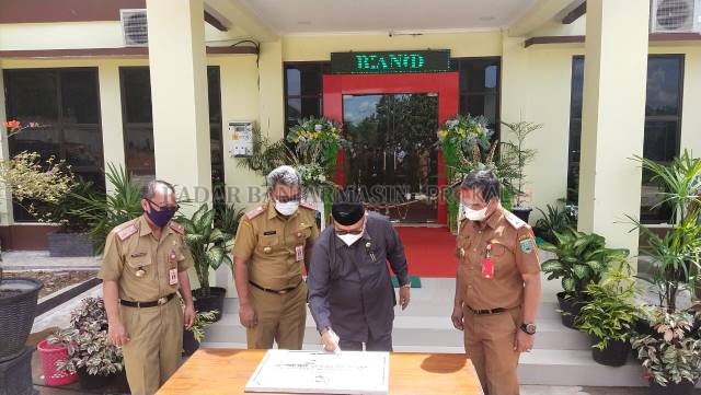 PERESMIAN: Bupati Balangan, Ansharuddin saat menandatangani prasasti tanda diresmikannya gedung baru untuk kantor BKPPD Kabupaten Balangan. | FOTO: WAHYUDI/RADAR BANJARMASIN