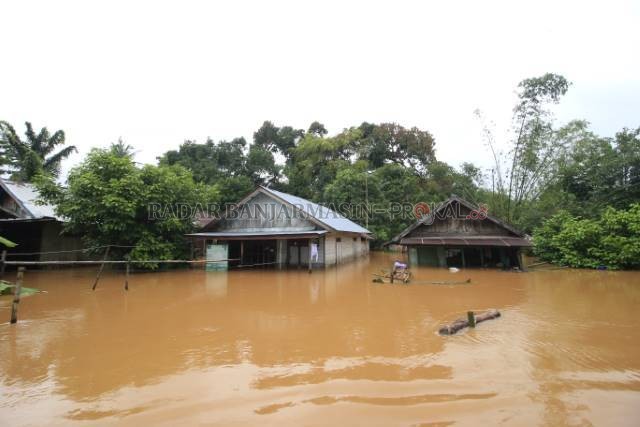 HAMPIR SEATAP: Sebagian pemukiman warga di kelurahan Bangkal Cempaka terendam hingga lebih dari 2 meter. Rumah warga yang rusak terdampak banjir direncanakan akan dibantu Pemko Banjarbaru. | Foto: Muhammad Rifani/Radar Banjarmasin