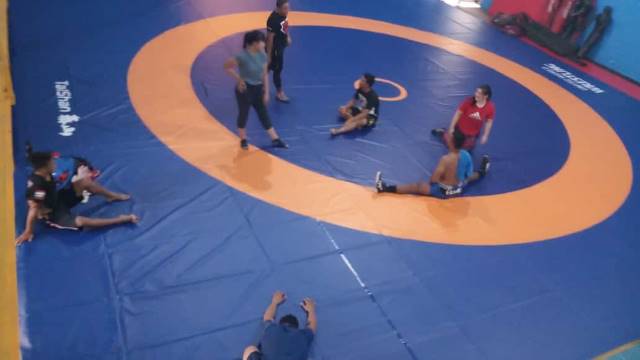 LEBIH EMPUK: Matras latihan baru buat para pegulat Kalsel bantuan dari Dispora Kalsel sangat menunjang untuk latihan.